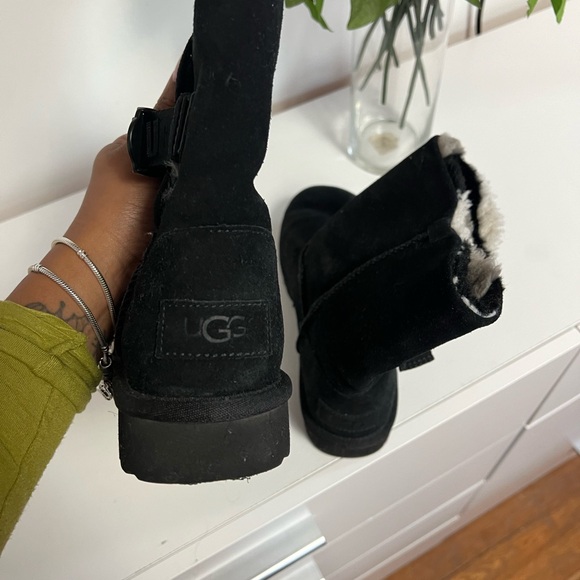 UGGS - Picture 4 of 6